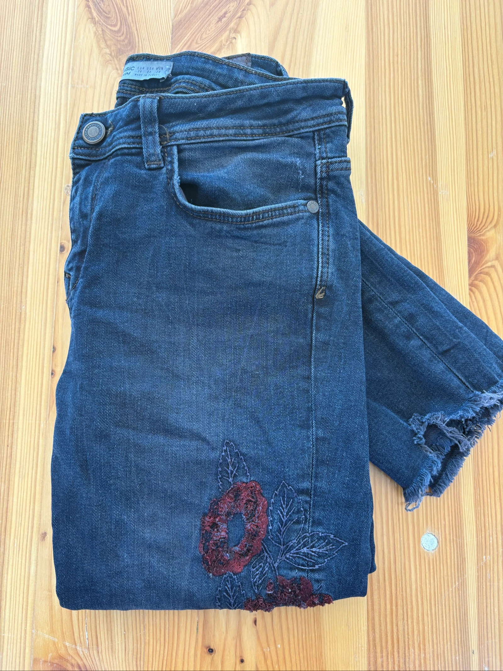 Jean femme 36 Zara détail fleur rouge